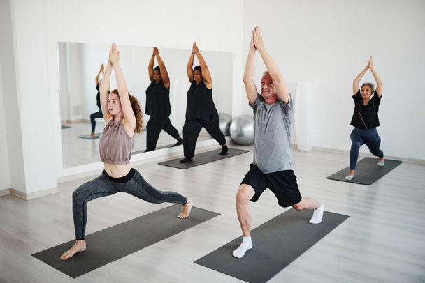 Clase de yoga para personas mayores - Foto, imagen