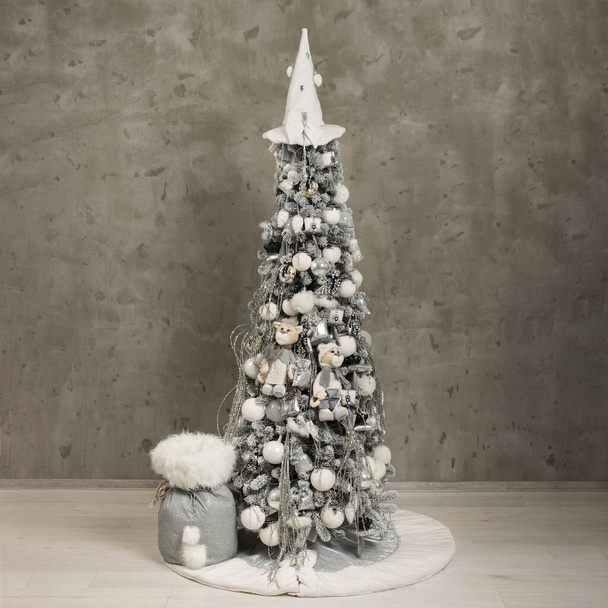 Izolovaný šedobílý vánoční stromek s plyšovými tygry na betonovém pozadí  - Fotografie, Obrázek