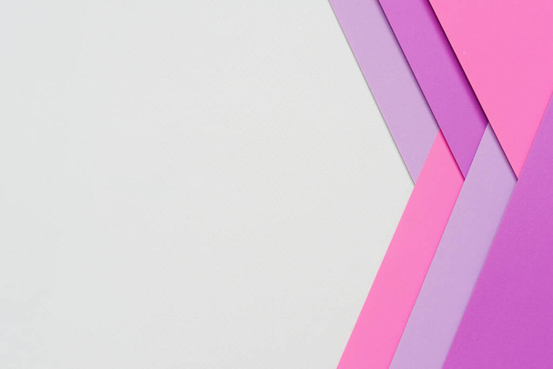 abstraktní koncept pozadí Na bílém pozadí jsou vrstvy fialového a růžového papíru naskládány do vrstev s jemným stínem, vhodným pro použití jako designový prvek nebo jako designový obal webových stránek. - Fotografie, Obrázek