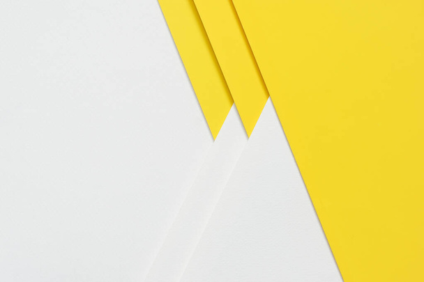 抽象的な背景概念白い背景に、黄色と白の紙の層は、デザイン要素やウェブサイトカバーデザインのアイデアとして使用するのに適した穏やかな影を持つ層に積層されています. - 写真・画像