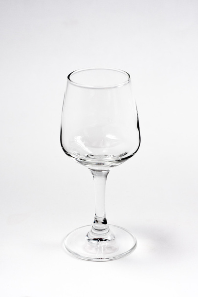 Один пустой стакан изолирован на белом
 - Фото, изображение