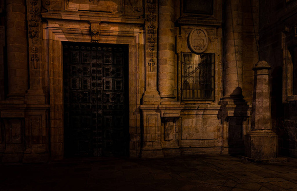 サンティアゴ・デ・コンポステーラ大聖堂、ガリシア、スペインの壁に隠された象徴的な巡礼の影. - 写真・画像