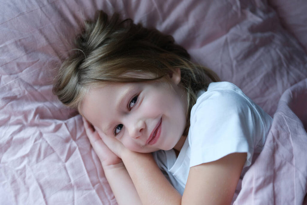 Menina alegre se preparando para dormir, close-up - Foto, Imagem