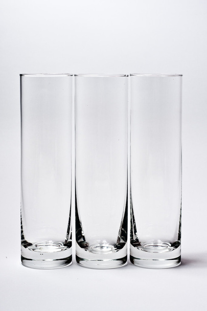 glas op grijze achtergrond - Foto, afbeelding