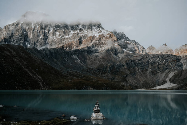 A beautiful shot of a lake in a snowy mountain - Fotó, kép