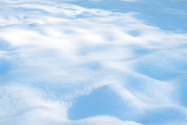 Soleado invierno fondo de nieve blanca con tonos azules de las derivas - Foto, Imagen