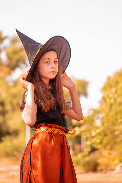 Pieni tyttö halloween-asussa, syksyllä. Tyttö 11-vuotias syksyn luonnon taustalla. - Valokuva, kuva