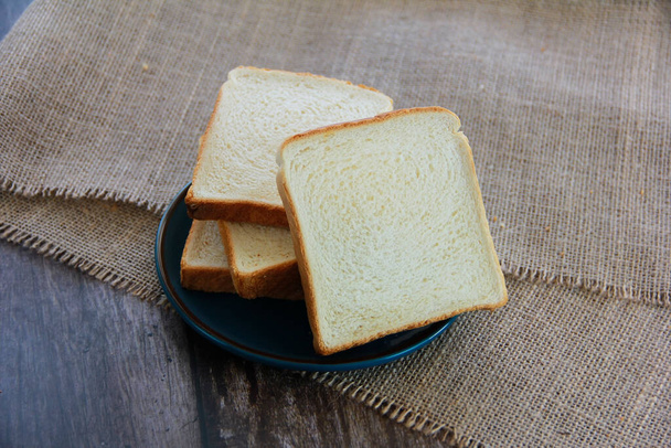 白いトーストパンの正方形のスライス - 写真・画像