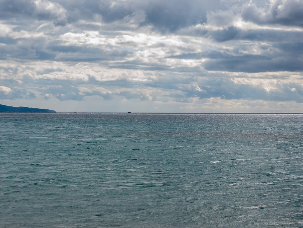 ciel nuageux avec des nuages gris à l'horizon sur la mer - Photo, image