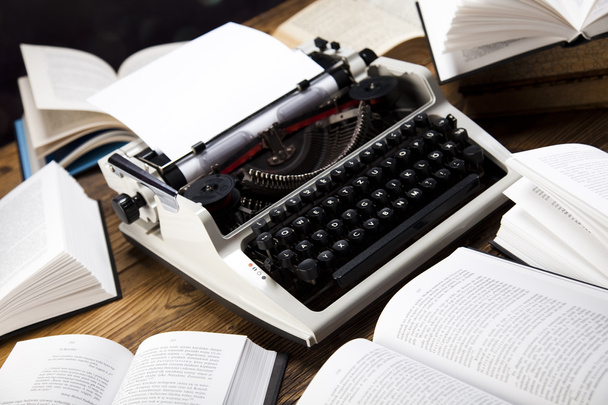 Máquina de escribir retro con libros antiguos
 - Foto, Imagen