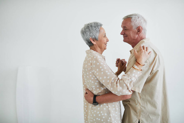 Senior couple learns to ballroom dance - Fotoğraf, Görsel