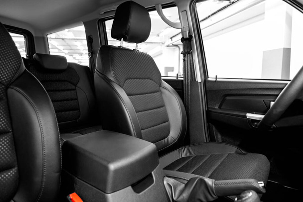 Καθίσματα επιβατών σε σύγχρονο σπορ αυτοκίνητο, μετωπική άποψη - Φωτογραφία, εικόνα
