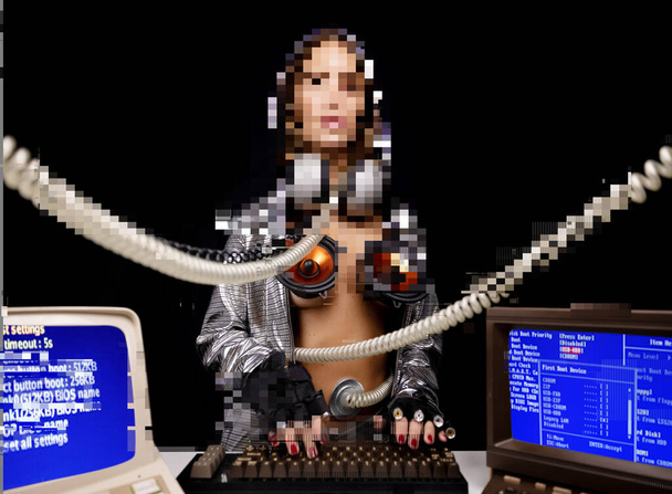 Vrouw met gek kostuum typen op toetsenbord - Foto, afbeelding