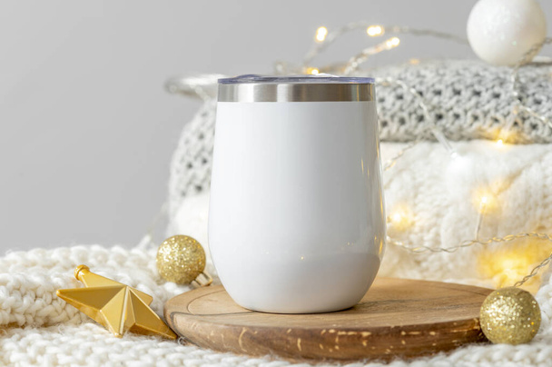 Mockup de tendance pour le branding ou votre design imprimé blanc vide thermo mug 300 ml avec tasse en acier. Matériau blanc et bague en acier inoxydable - Photo, image