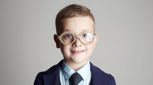 niño sonriente con gafas y corbata. Divertida mueca Retrato infantil - Foto, imagen