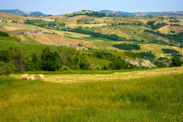 Загородный пейзаж рядом с Павулло-нель-Фригнано, провинция Модена, Эмилия-Романья, Италия, весной - Фото, изображение