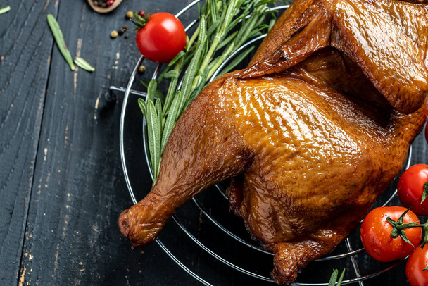 金色の鶏の燻製。素朴なスタイルだ。トルコ料理. - 写真・画像