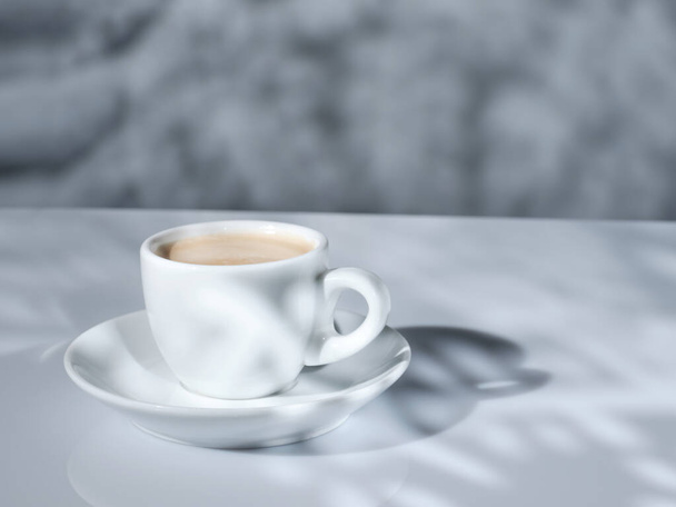 White cup of coffee with natural morning light - Foto, Imagem