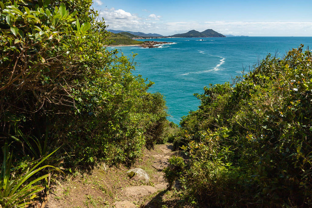 Ścieżka na plażę ze skałami i roślinnością, Praia do Rosa, Imbituba, Santa Catarina, Brazylia - Zdjęcie, obraz