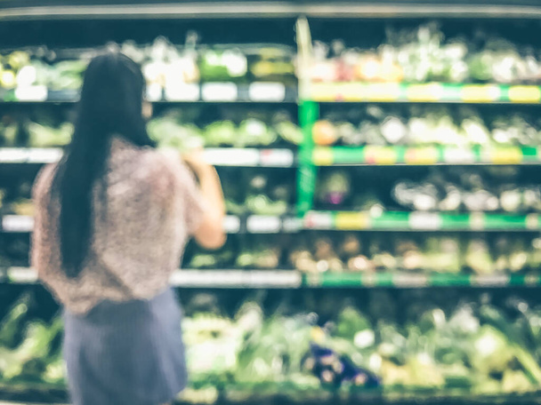 Suhahdus nainen ostoksilla ruoka osasto tausta - Valokuva, kuva