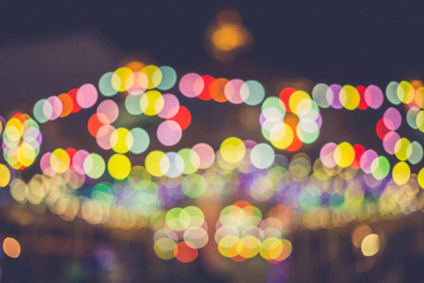Karnaval festivali gece pazarının arka planında bulanık ışık - Fotoğraf, Görsel