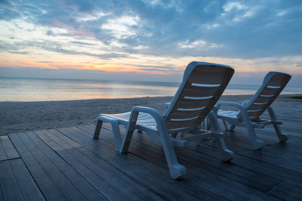 Cadeiras brancas na praia antes do pôr do sol fundo - Foto, Imagem
