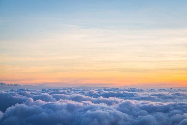 Schöner Himmel und Wolken vor Sonnenuntergang im Flugzeug - Foto, Bild