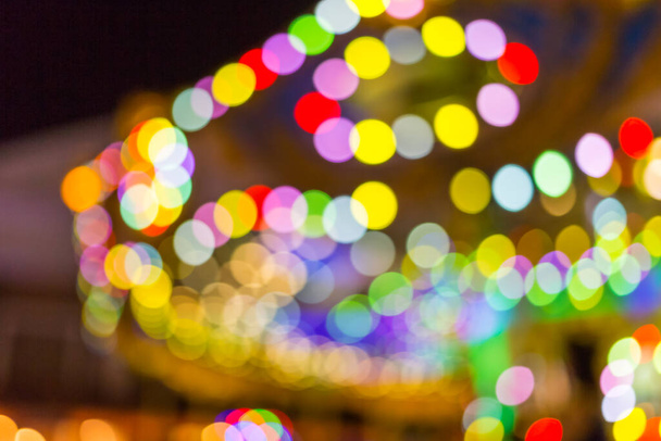 θόλωμα του φωτός στο καρναβάλι φεστιβάλ νύχτα φόντο της αγοράς - Φωτογραφία, εικόνα