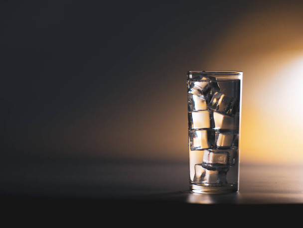 氷ときれいな飲料水のガラス。健康飲料水の概念 - 写真・画像