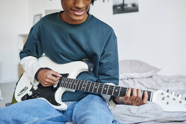 Teenager Playing Guitar - Φωτογραφία, εικόνα