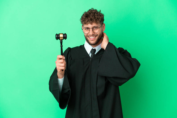 Судья на изолированном зеленом фоне смеется - Фото, изображение