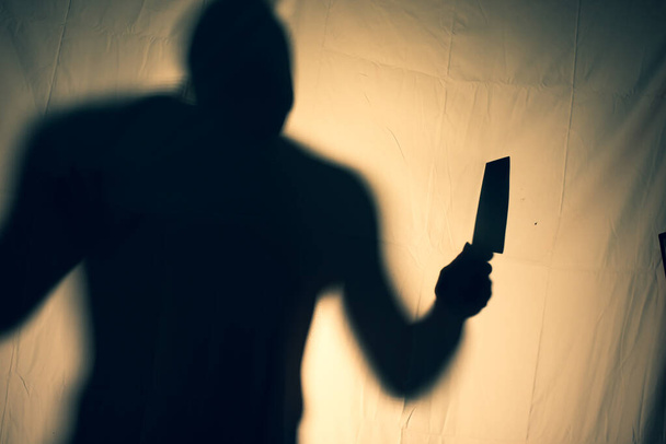 Um assassino aterrorizante tem uma faca na mão atrás de um véu assustador. halloween ideia - Foto, Imagem