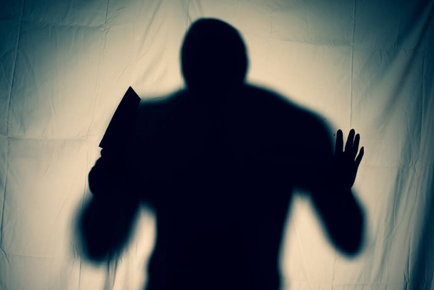 Un tueur terrifiant tient un couteau dans sa main derrière un voile effrayant. idée halloween - Photo, image