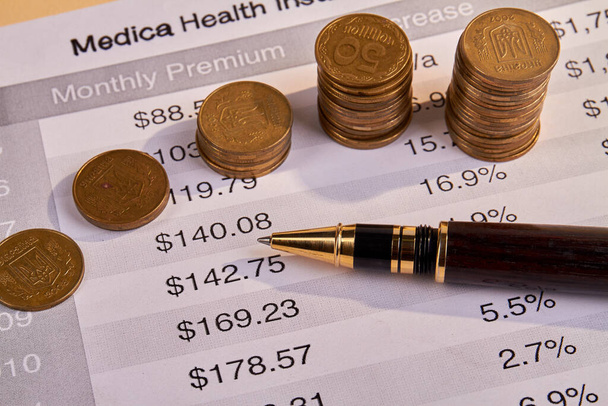 Medische ziektekostenverzekering rekening met pen en munten. - Foto, afbeelding
