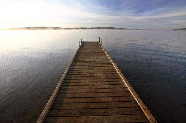Muelle de barco en un lago Saskatchewan
 - Foto, imagen