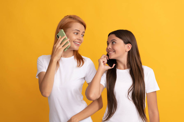 Φωνητική επαφή. Ευτυχισμένη γυναίκα και κορίτσι μιλούν στο smartphone. οικογενειακή σύνδεση. - Φωτογραφία, εικόνα