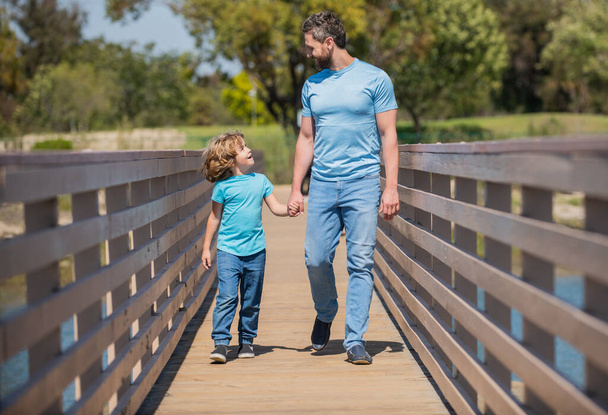 glücklicher alleinerziehender Vater führt kleinen Sohn nach draußen, Adoption - Foto, Bild