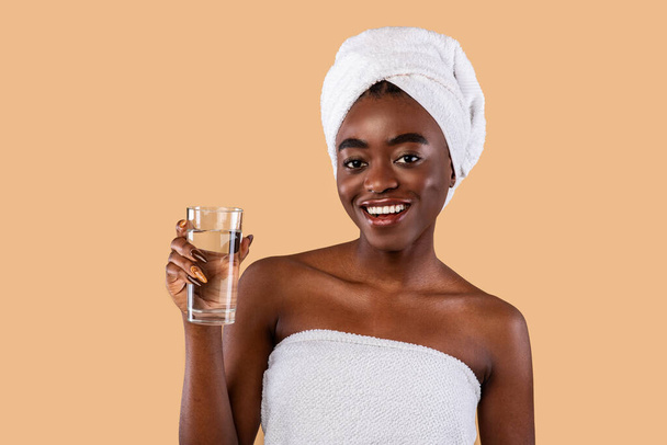 Elinde bir bardak su tutan güzel Afrikalı Amerikalı kadının portresi. - Fotoğraf, Görsel