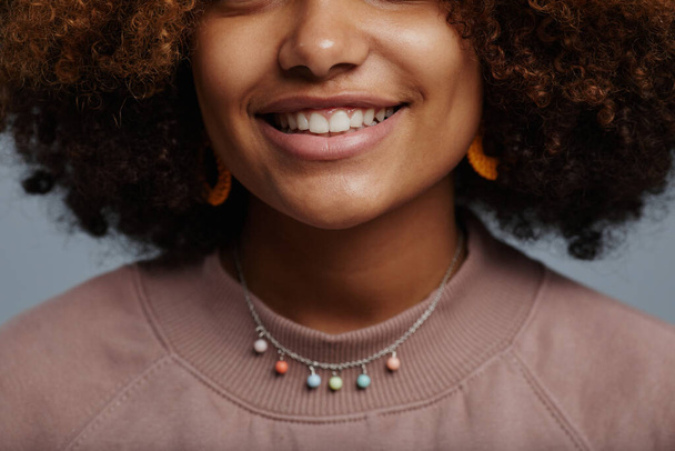 Χαμογελώντας African American Girl Close - Φωτογραφία, εικόνα
