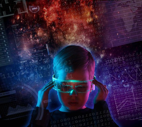 Leuk jongetje met een digitale bril. sci-fi, aarde bewustzijn, toekomstig mind control concept - Foto, afbeelding