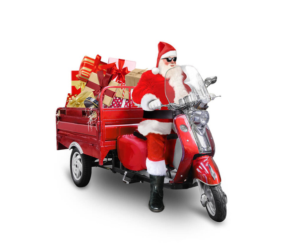Санта-Клаус доставляет подарки на Рождество или Новый год в белом - Фото, изображение