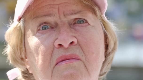 Il volto delle nonne in pensione sconvolto nonna, ha spalancato gli occhi a sorpresa.  - Filmati, video