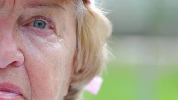 Egy feldúlt nagymama arca, depressziós.. - Felvétel, videó