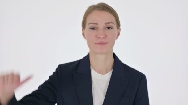 Daumen runter Geste einer jungen Geschäftsfrau auf weißem Hintergrund  - Filmmaterial, Video