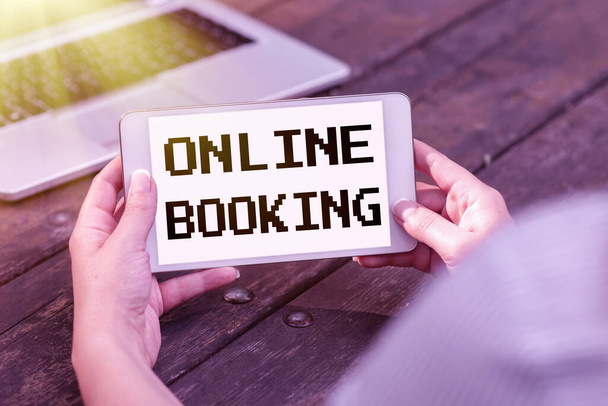 Allekirjoitus näyttää Online Booking. Business approach Varaus internetin kautta Hotellimajoitus Plane-lippu Voice And Video Calling Capaities Connecting People Together - Valokuva, kuva