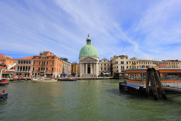 ヴェネツィアの大運河イタリア。絵のように美しい風景都市や大聖堂サンSimeoneピッコロへのパノラマビュー。水上のボートカッター。青空と晴れた夏の日白い雲. - 写真・画像