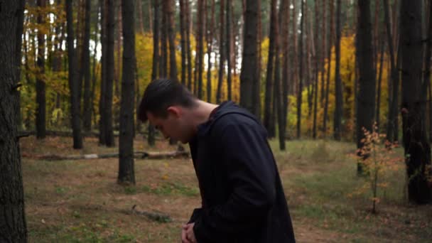 Verloren man schreeuwend om hulp verloren in het bos - Video