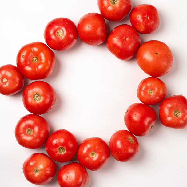 Red fresh tomatoes on a white background space for text - Foto, afbeelding