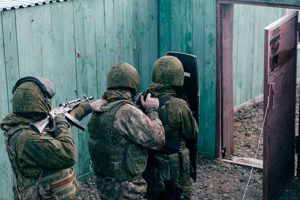 Smolensk, Rusko - 20.12.2019: Nejlepší bojovníci oddílu Rosguard "Merkur" plnili úkoly v terénu v rámci taktických a speciálních cvičení, podle kterých se ozbrojený gang 50 lidí uchýlil do lesů  - Fotografie, Obrázek