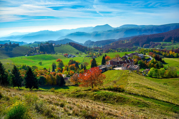 Contr Pagani v Campofontaně, ponořen do podzimní krajiny v regionu Lessinia Plateau, provincie Verona, Itálie Evropa - Fotografie, Obrázek